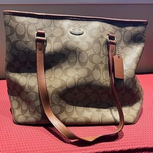 Coach hand bag. Brown, excellent condition